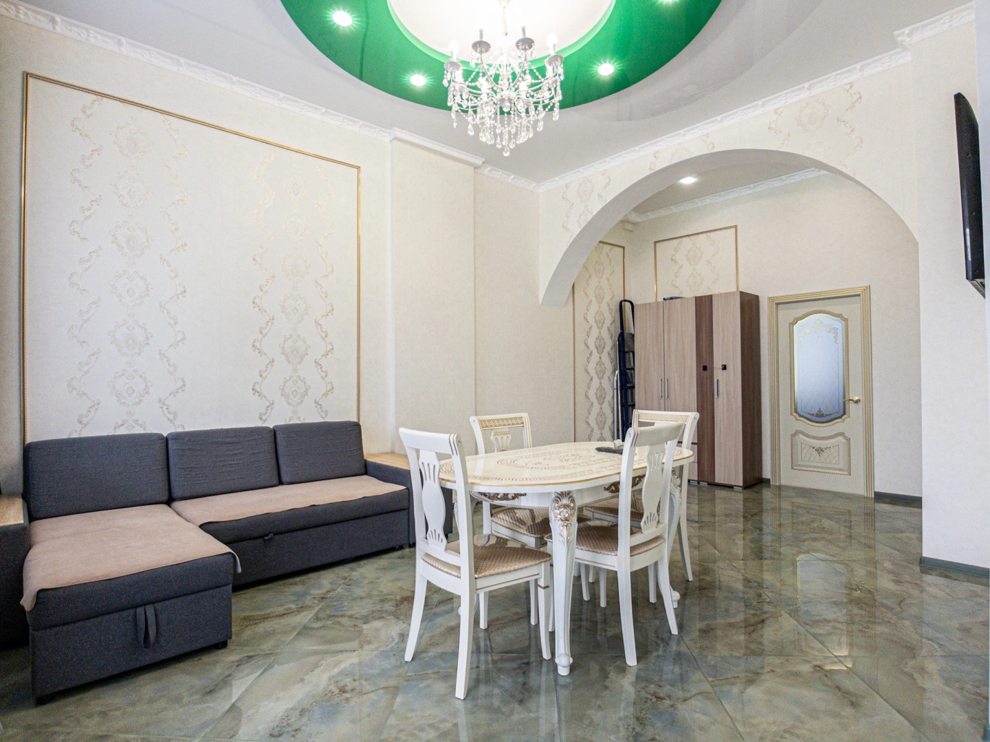 Апартаменты четырехкомнатные с видом на крепостную стену