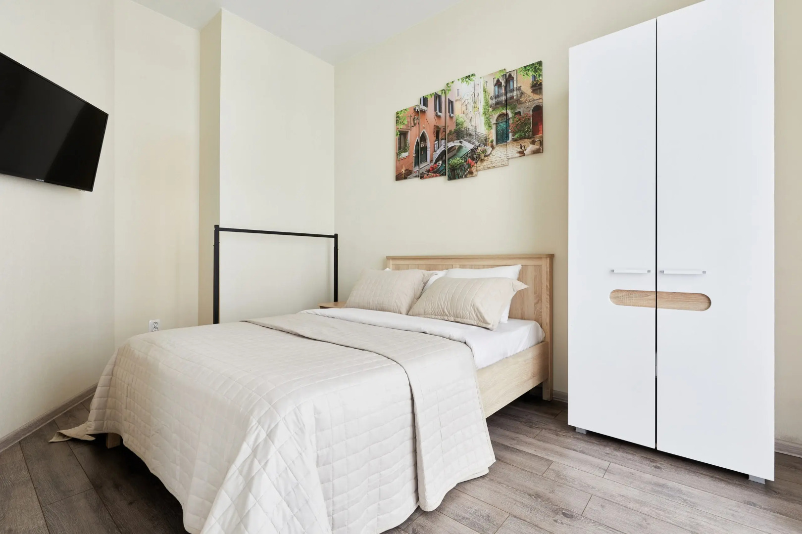 Квартира с изолированной спальней и балконом в 100 м от моря