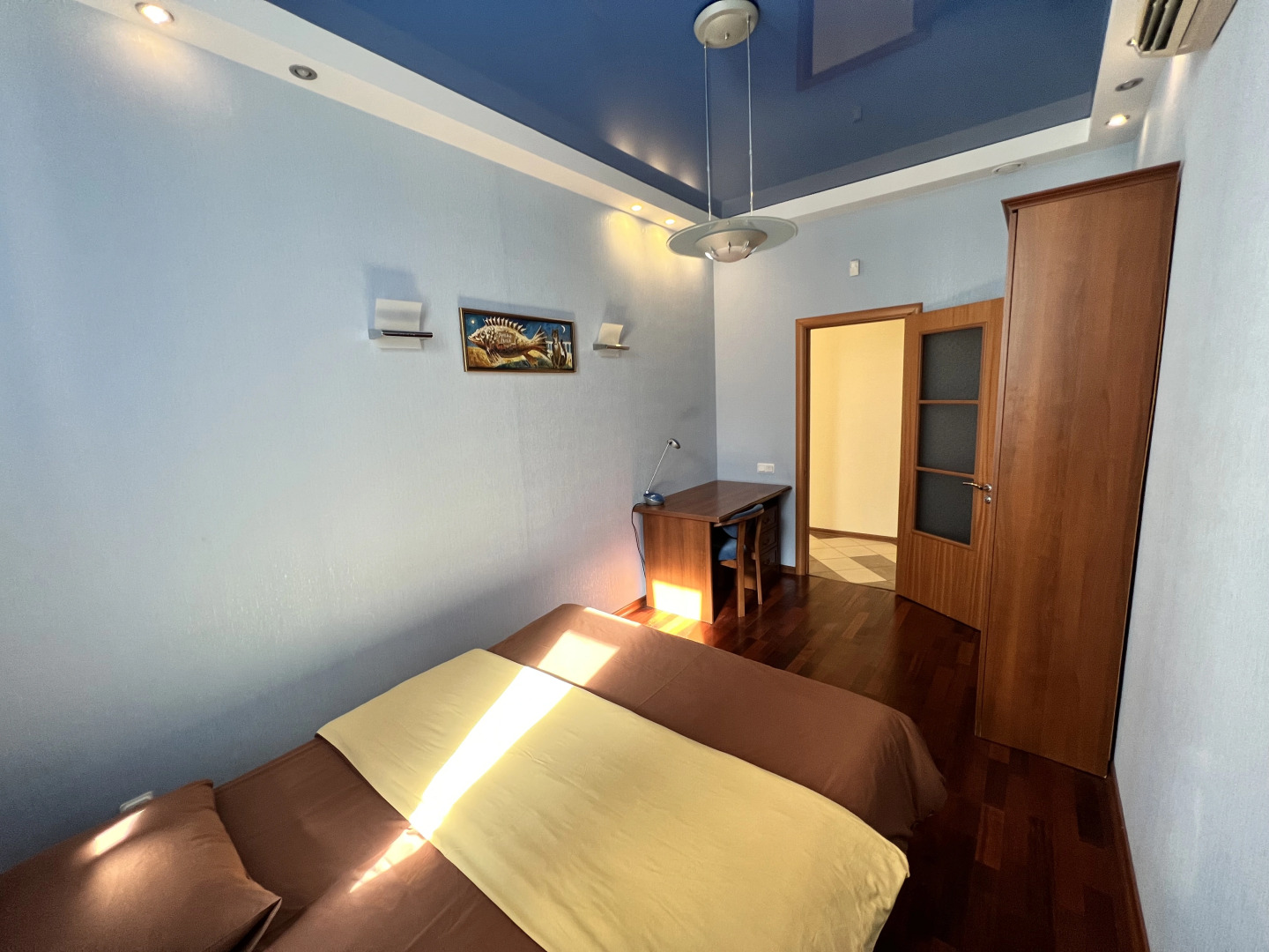 Трехкомнатная квартира с сауной и джакузи Парковка