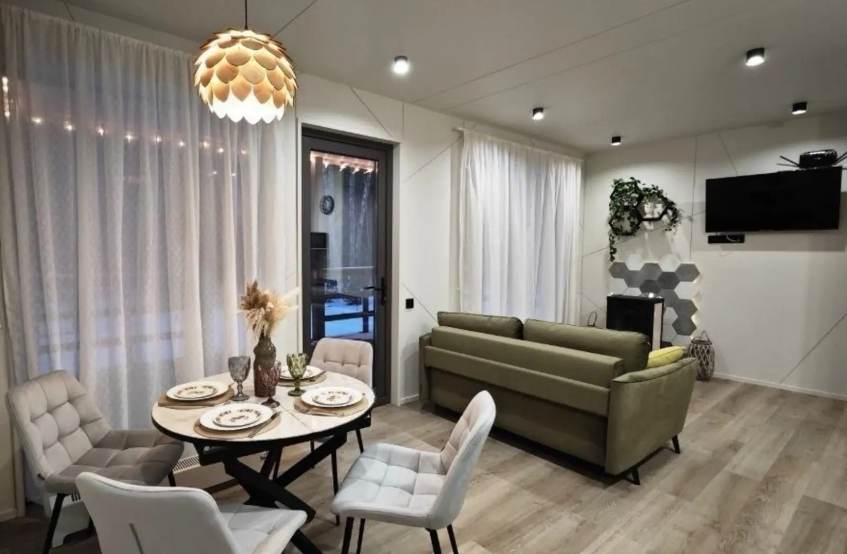 Частный дом с камином и потрясающим видом на лес