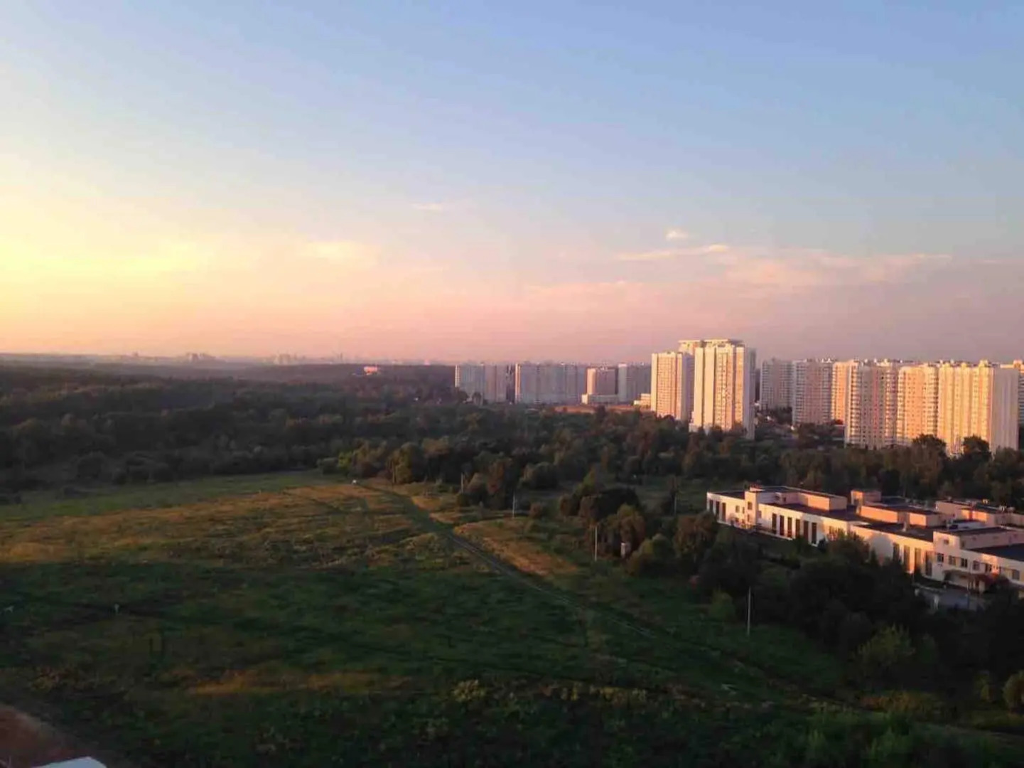 Апартаменты у метро с видом на писательский городок