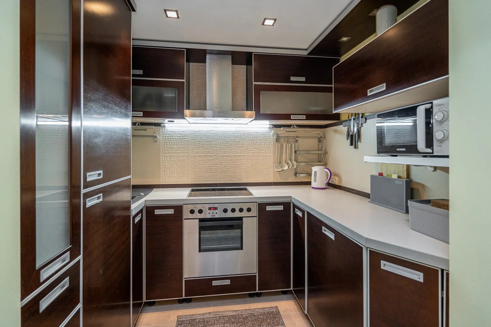 Апартаменты трехкомнатные на Мельникайте 16