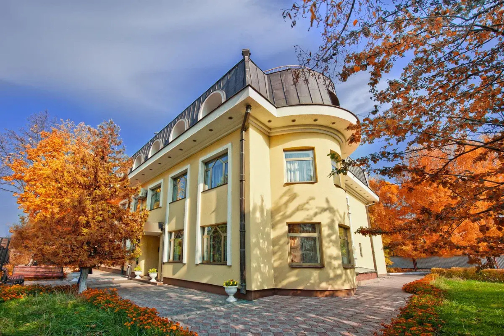 Бизнес-отель Нефтяник на Толстого