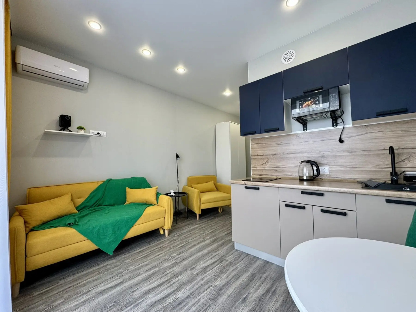 Апартаменты для Двоих с Кинопроектором