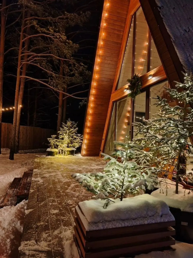 Частный дом A-фрейм c кaминoм и бaней в сoснoвом лeсу