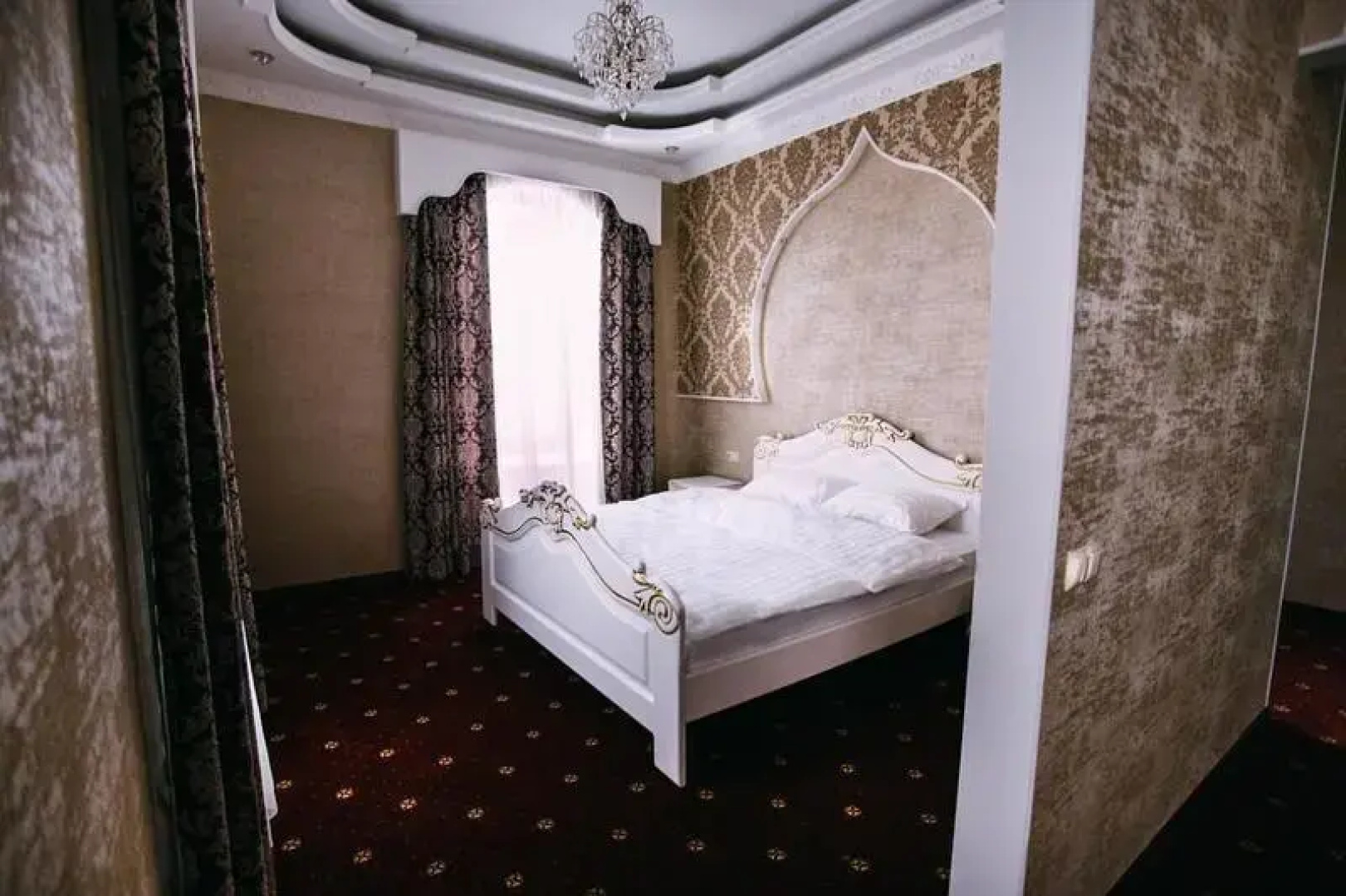 Отель Caesar Royal Palace