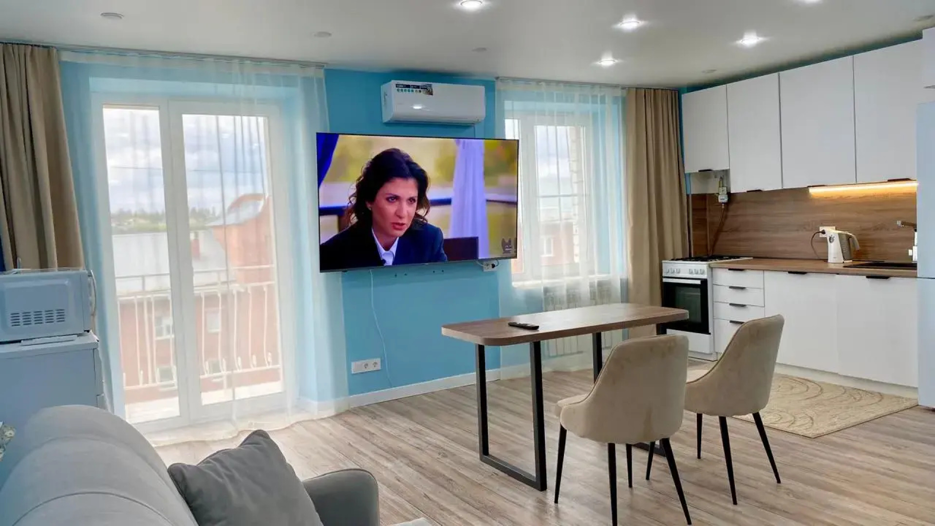 Квартира Ваш Оазис Спокойствия с Видом на Реку и Горы в Центре Городской Жизни