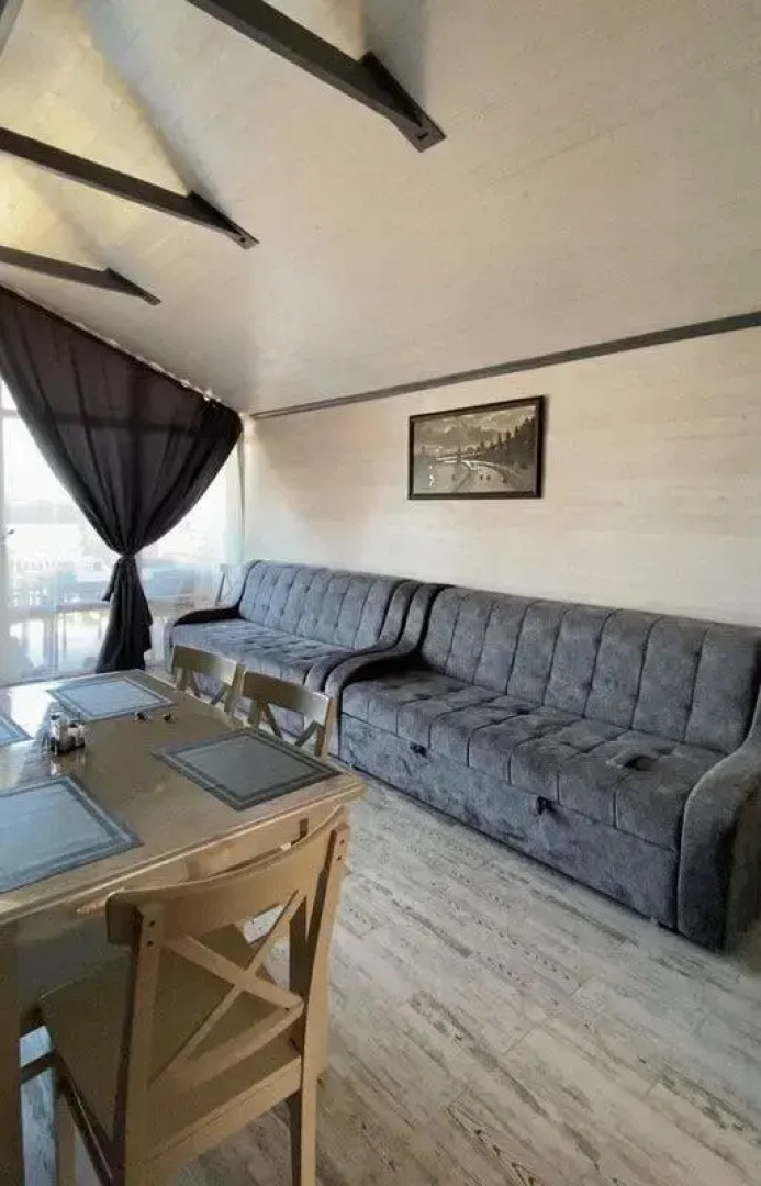 Частный дом с качелей кокон