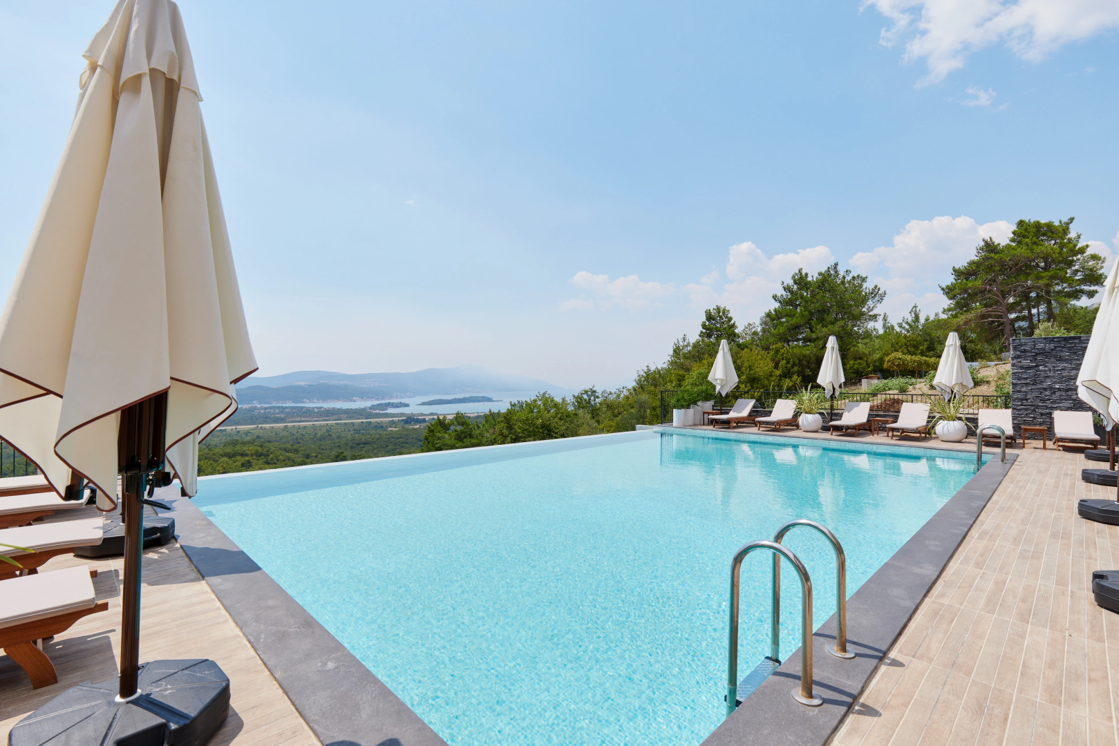 Апарт-отель Bayview Hills Luxury Residences