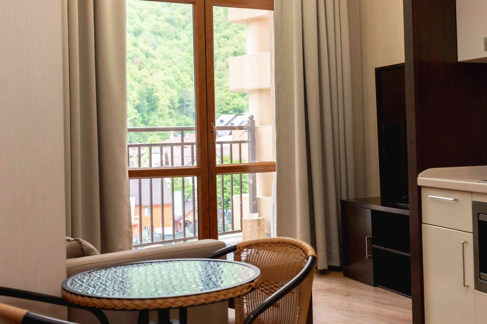 Апартаменты Море Апартаментов на набережной Времена Года