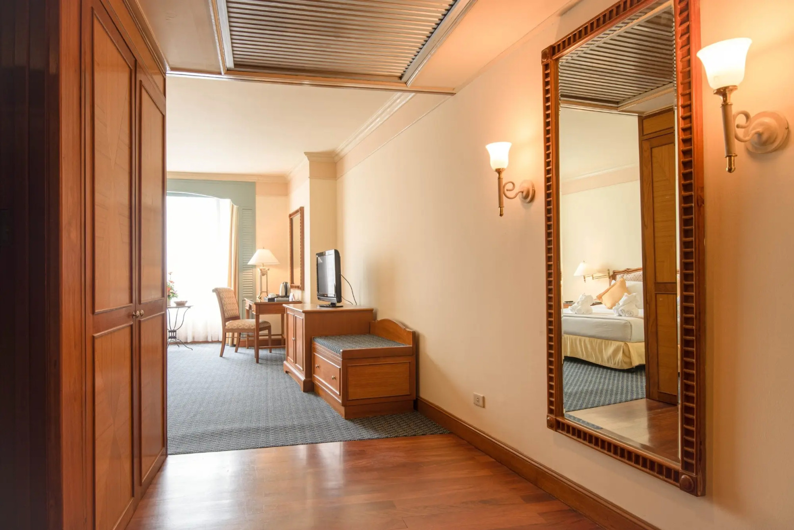 Отель Montien Riverside Hotel Bangkok