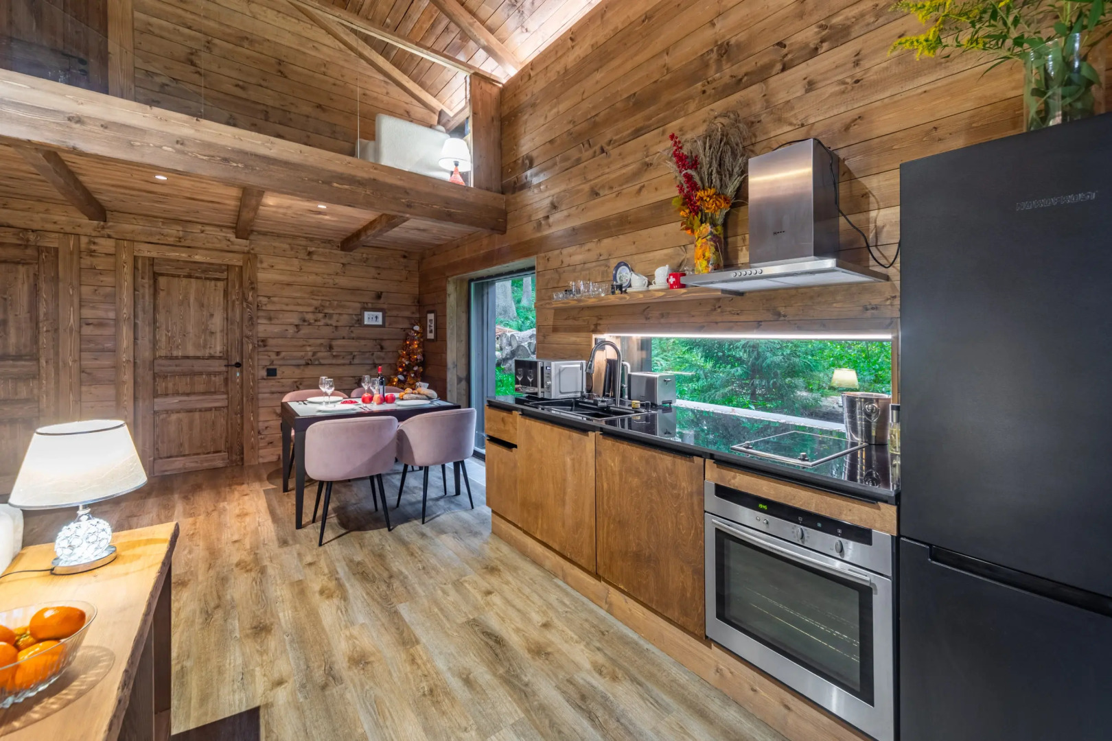 Шале с камином и джакузи в лесу