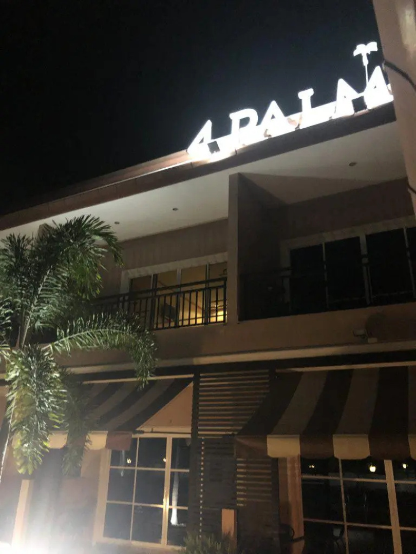 Отель 4 Palms Resort