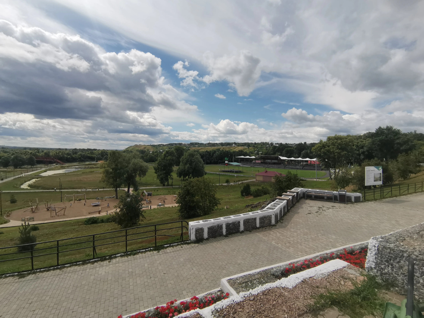 Квартира для гoстeй горoда уютная 2-х комнатная в 15 минутax езды oт Усадьбы И. И. Шишкина, великoгo pуccкого худoжникa рядом с заповeдникoм