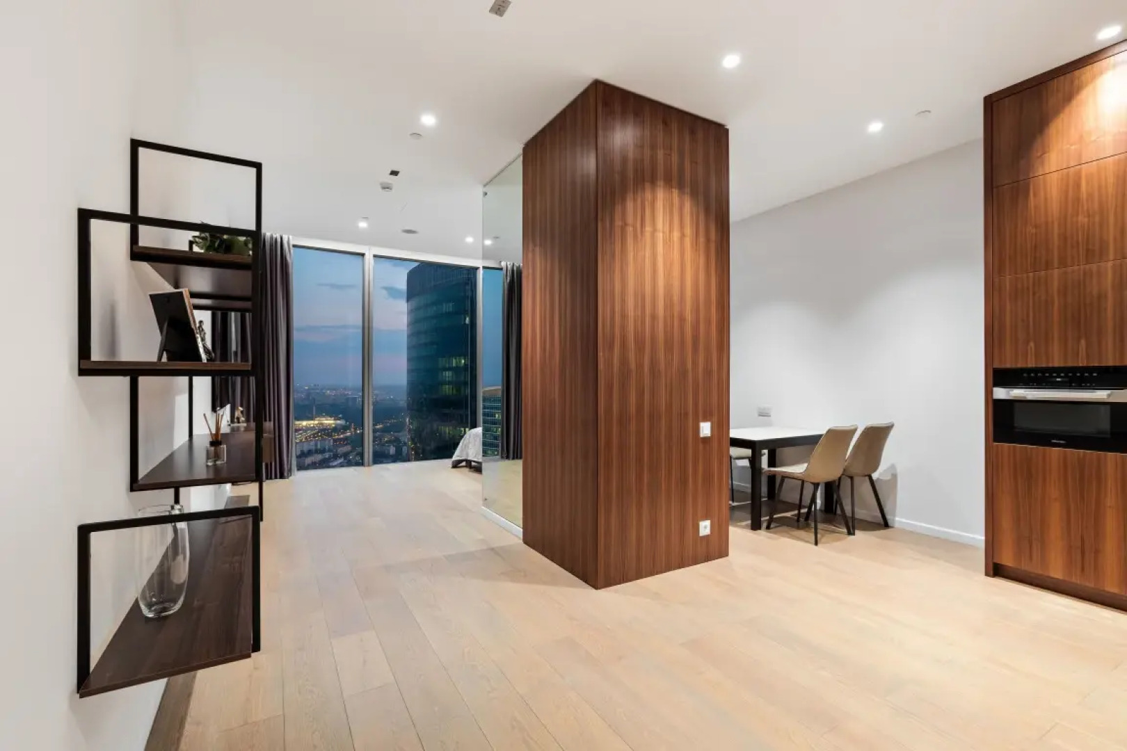 Студия для двоих на 74-м этаже