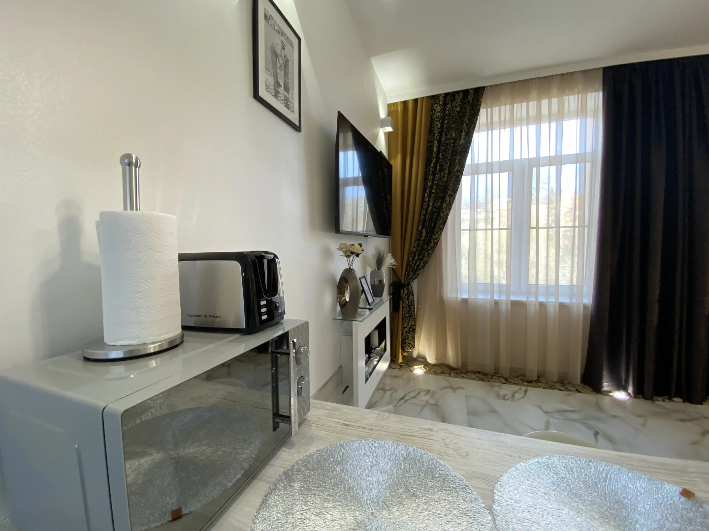 Апартаменты в современном стиле с камином