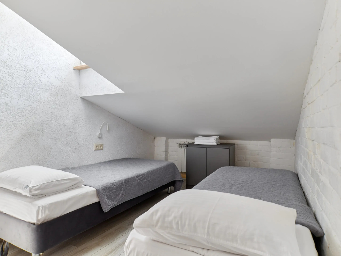 Меблированные Комнаты Rush in Aparts в Центре Мансардный Номер с Двуспальной Кроватью и Удобной Общей Кухней Рядом Улица Баумана