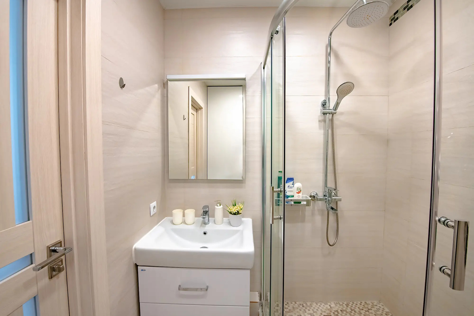 Апартаменты на высоком этаже, рядом с театром и мостом, недалеко от центра. Фастовская 29.