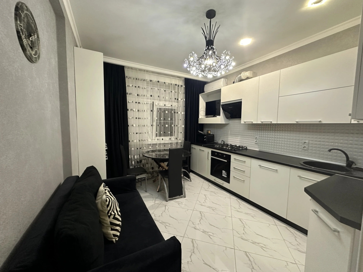 Апартаменты на Чкалова 37 с видом на горы на седьмом этаже с лоджией