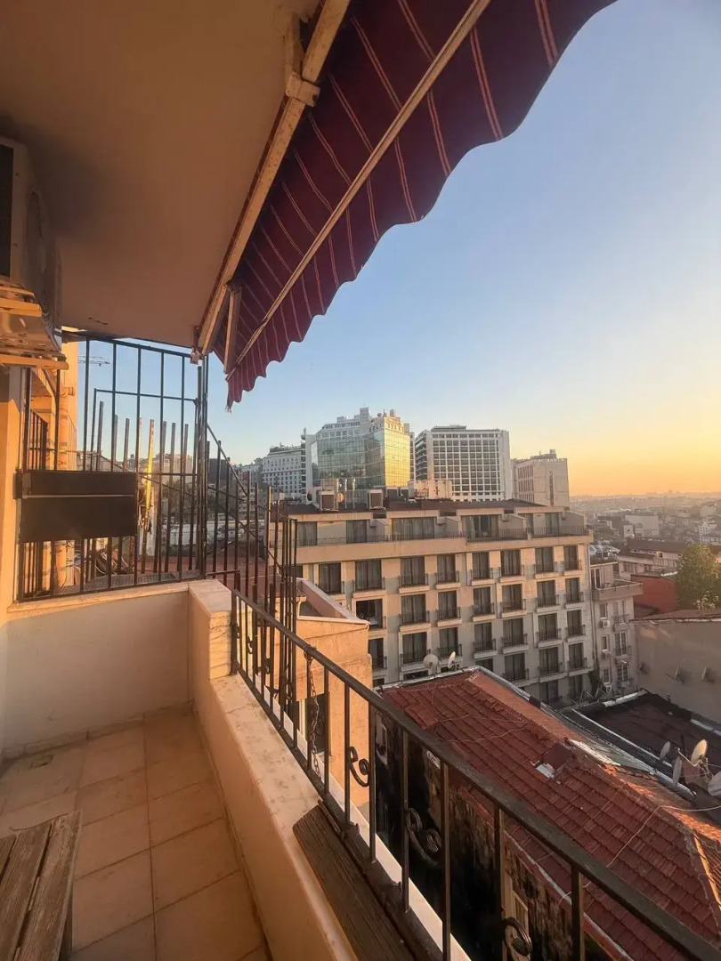 Апартаменты 3BR Flat Old Style 4AC Terrace, Metro