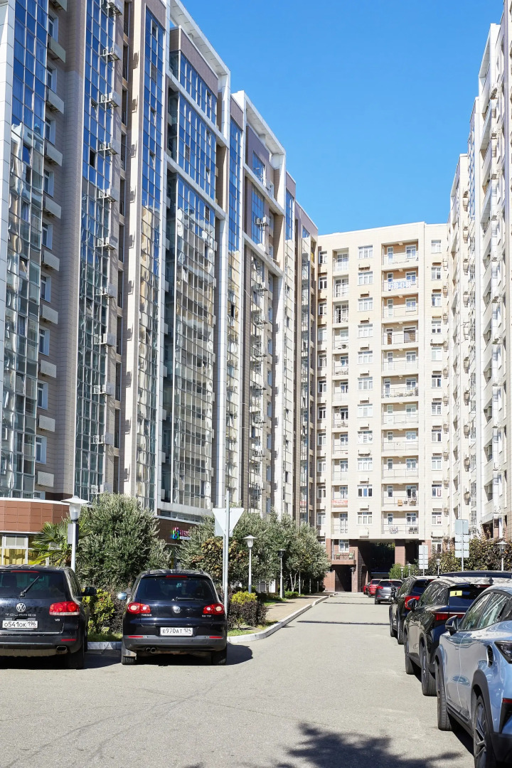 Квартира с изолированной спальней и балконом в 100 м от моря