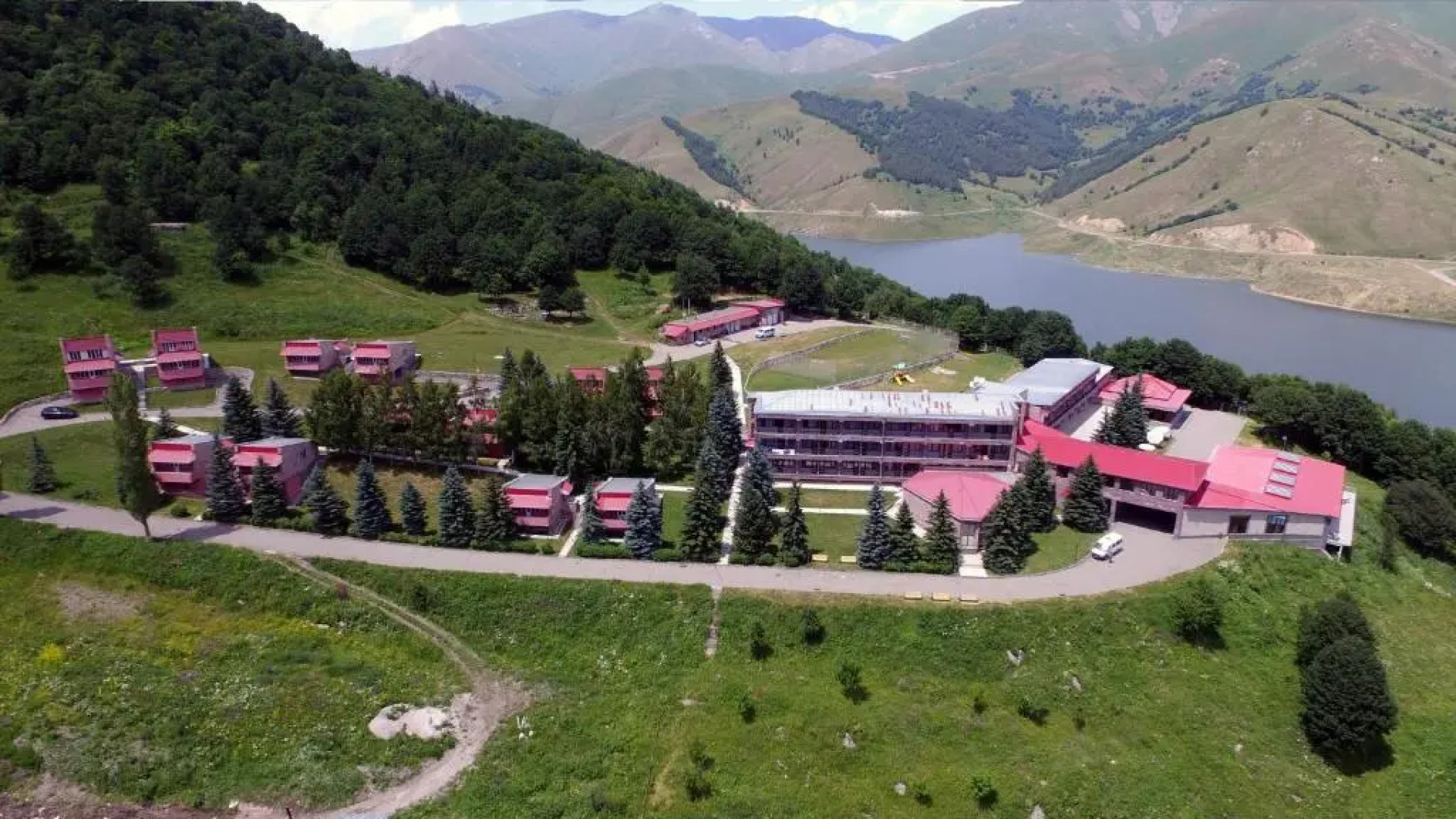 Курортный отель Ani