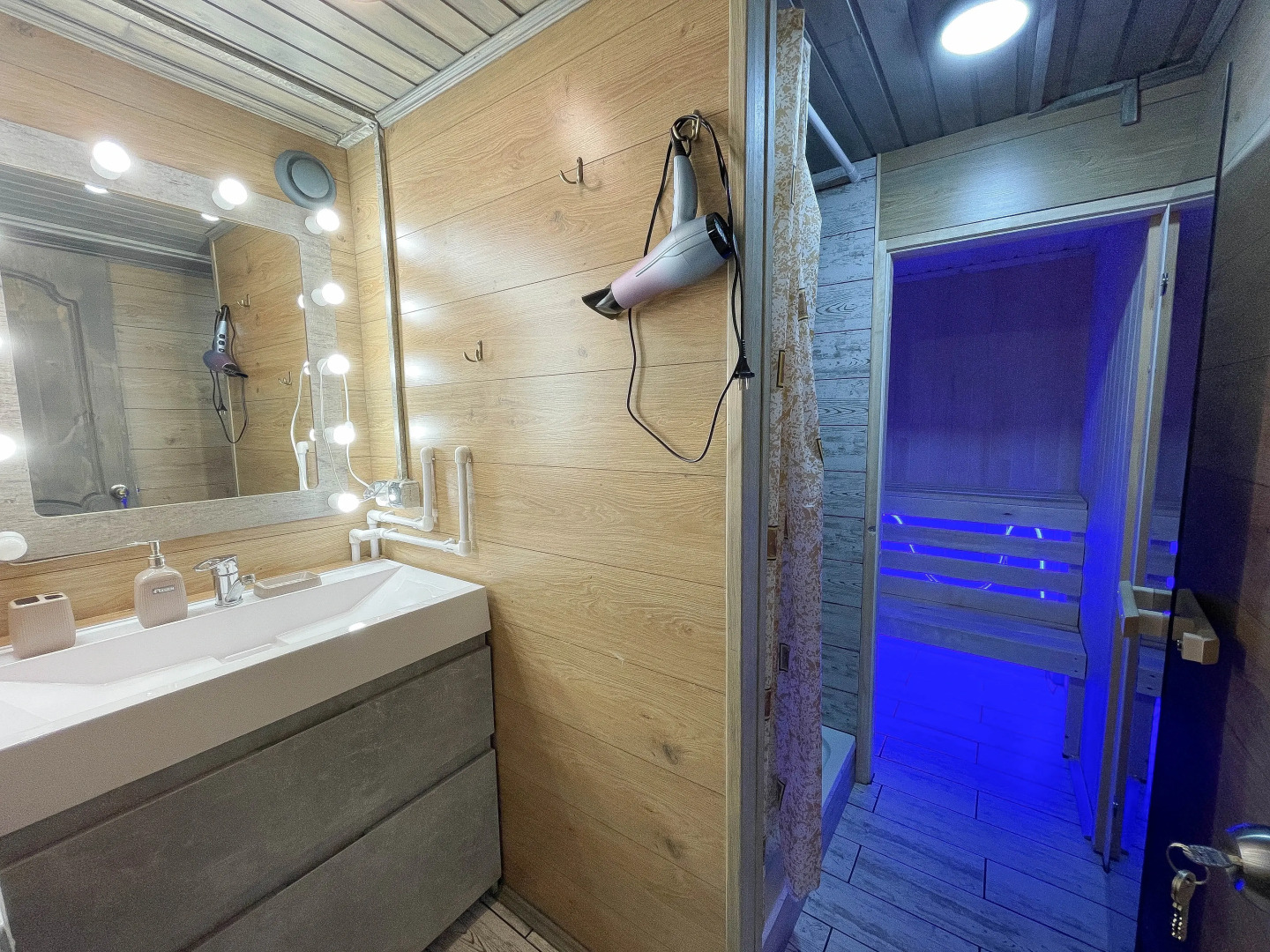 Domik V Lesu  Guest House