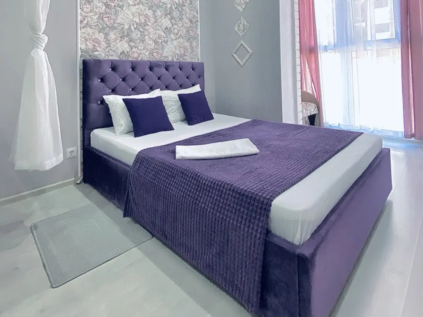 Стильная студия Фиолет возле парка и лебединого озера