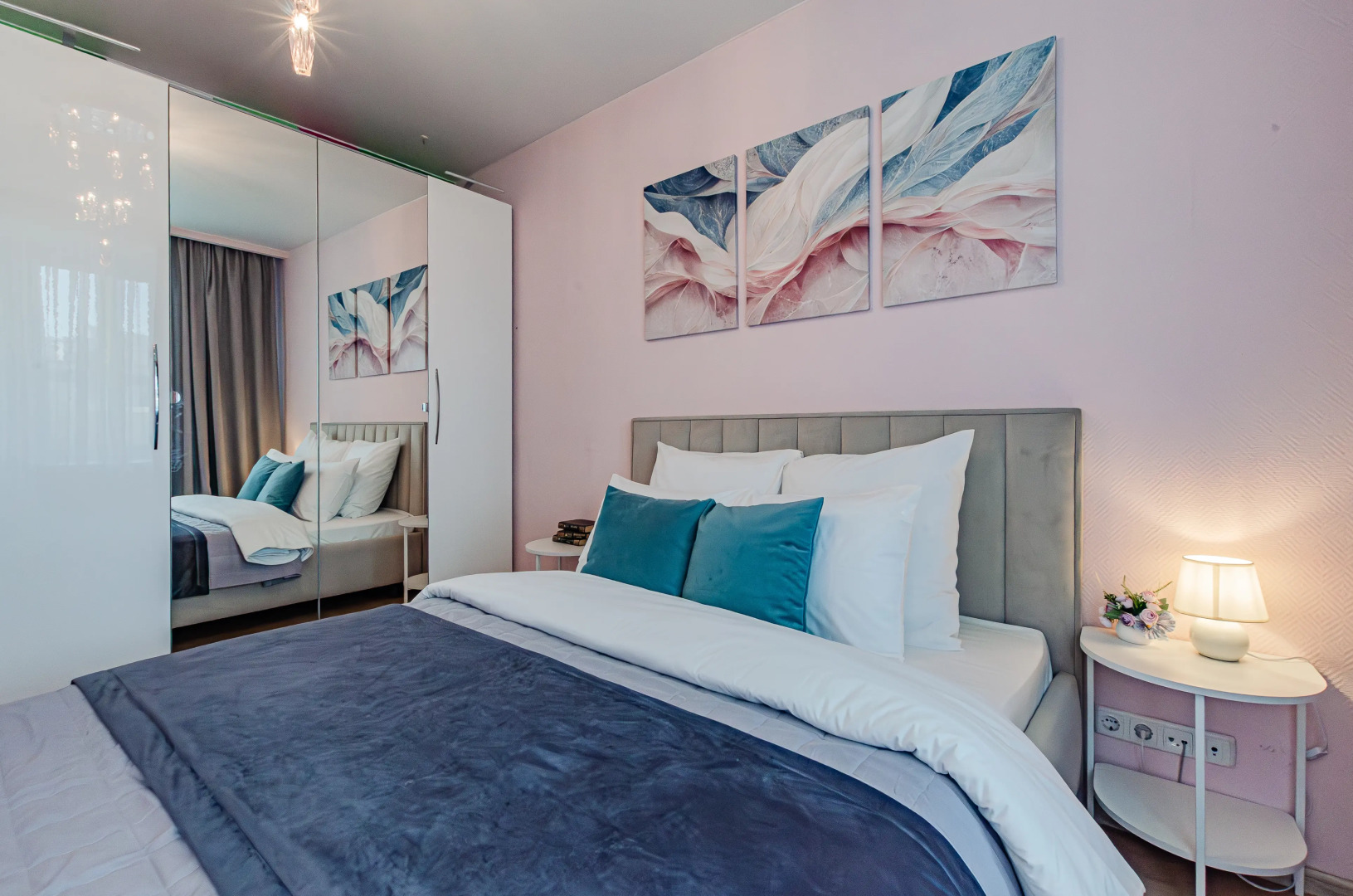 Квартира с Двумя Спальными Рядом с Ривьерой