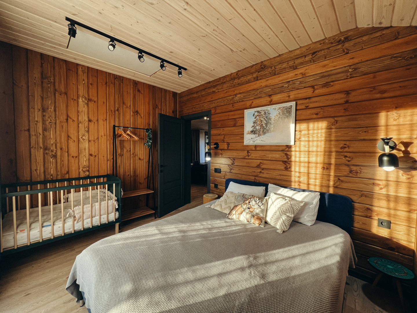 Частный дом с панорамными окнами с выходом на террасу и баней на дровах