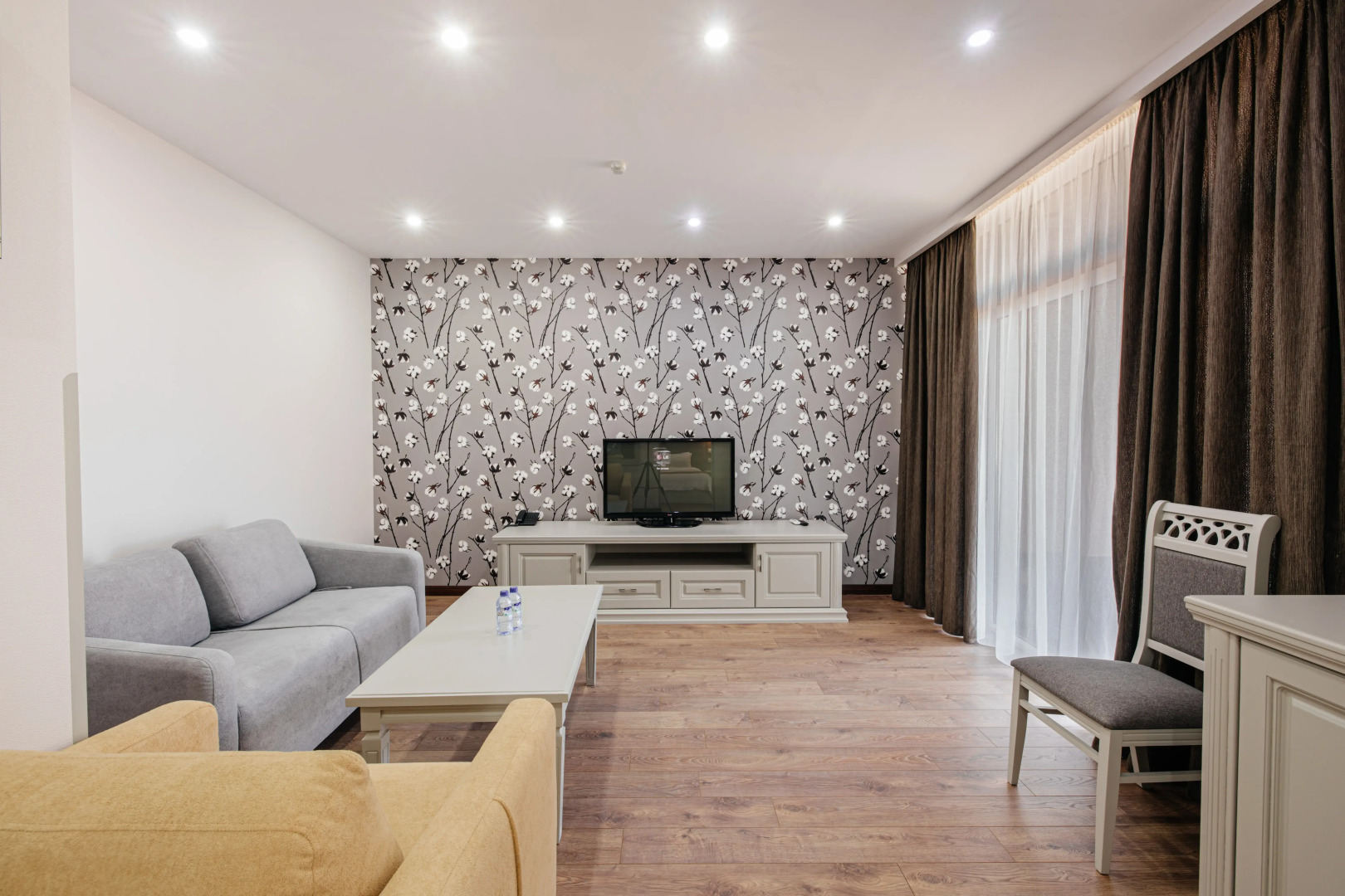 Курортный отель Charos Family