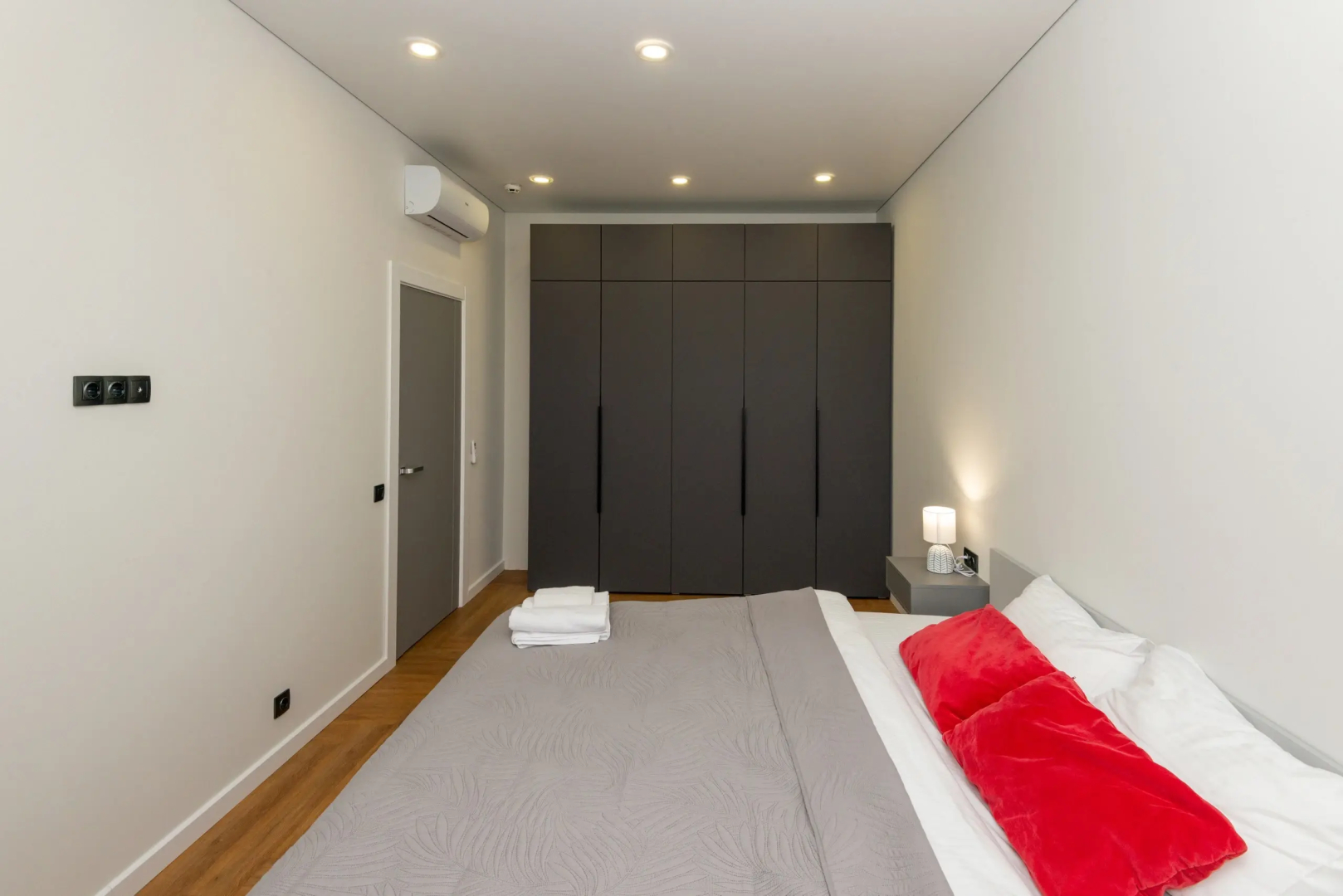 Квартира Three-Bedroom Apartment for 2+2+2 by Lo Apartments