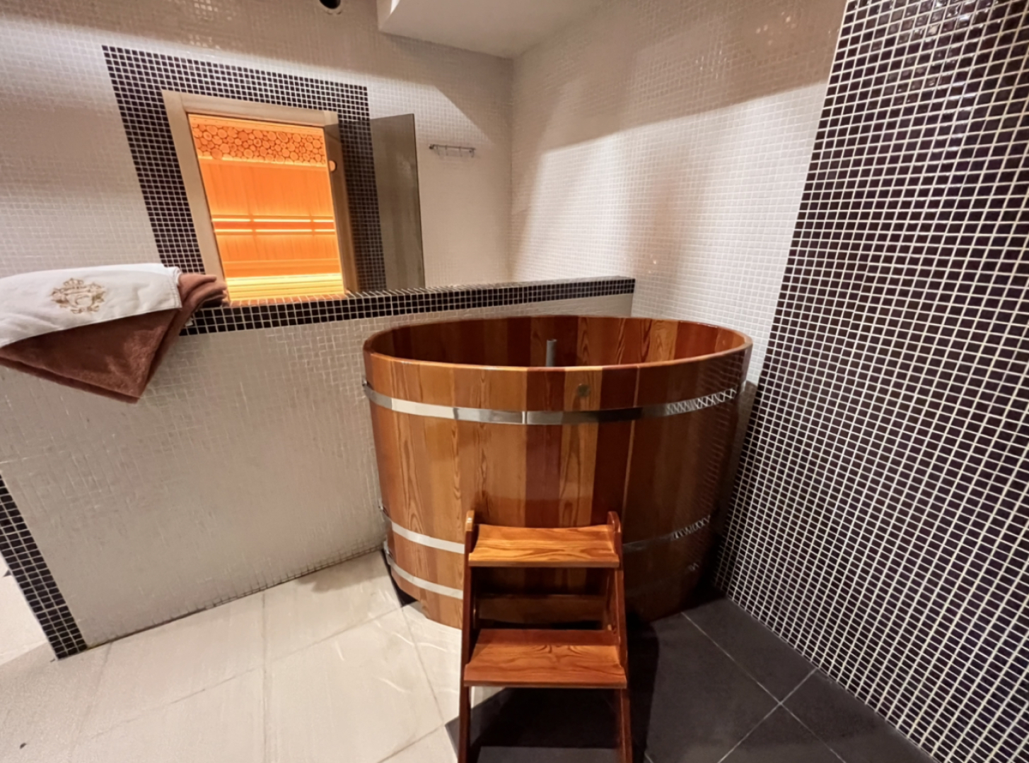 Отель Золотой Дельфин