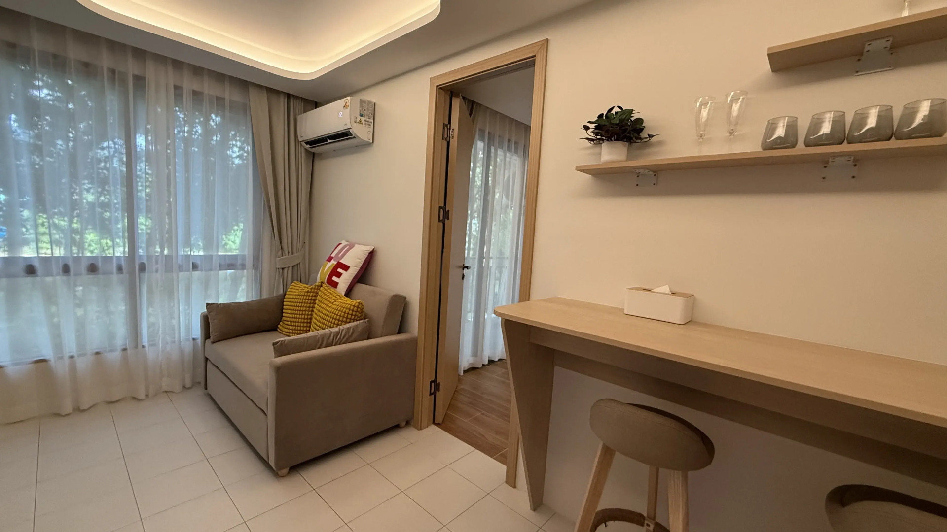 Квартира Просторная однушка у моря с бассейном и WiFi 500 мбит/с