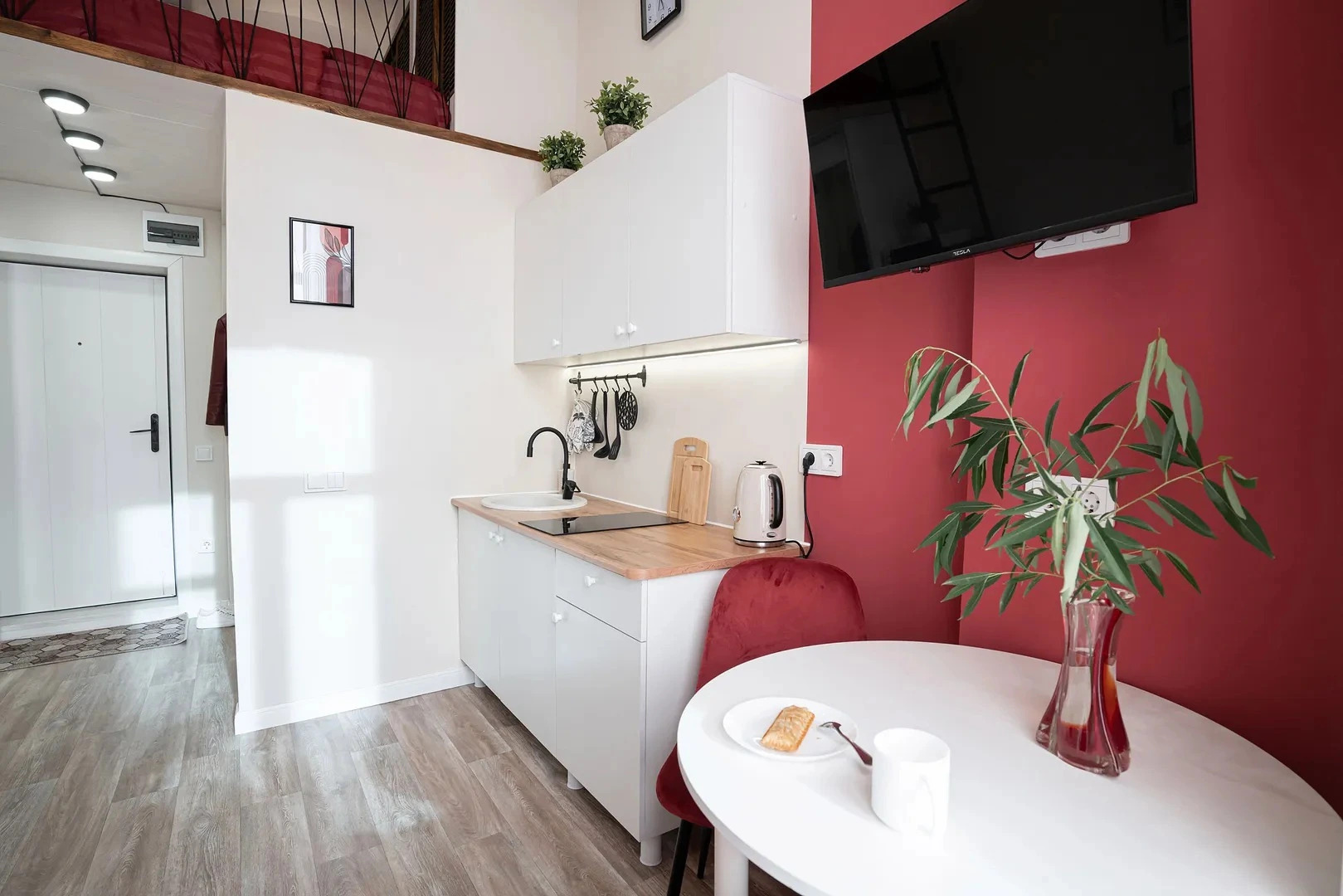 Квартира мини-студия со вторым ярусом у парка с озерами