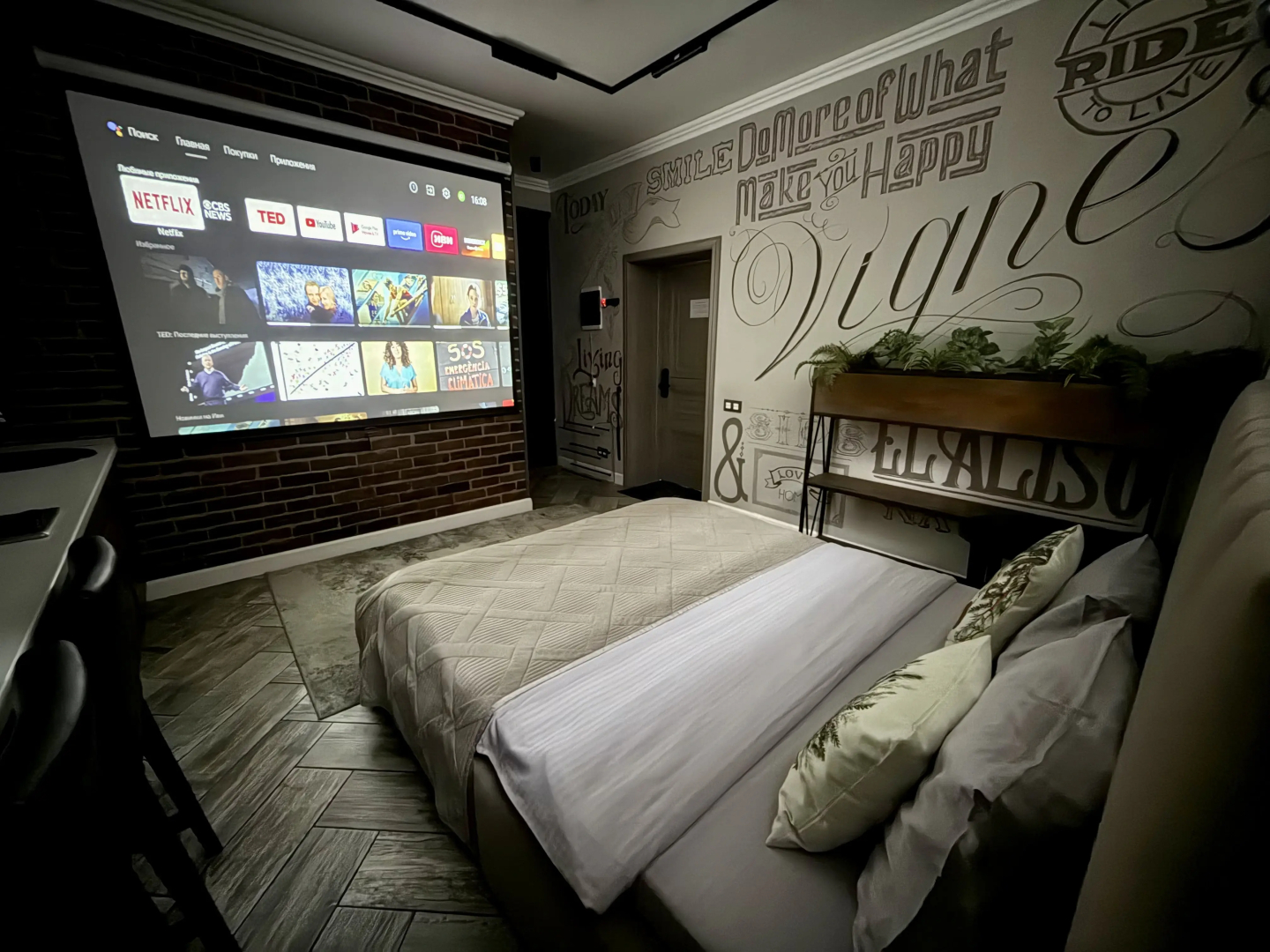 Апартаменты с проектором на Петрозаводской 85/75