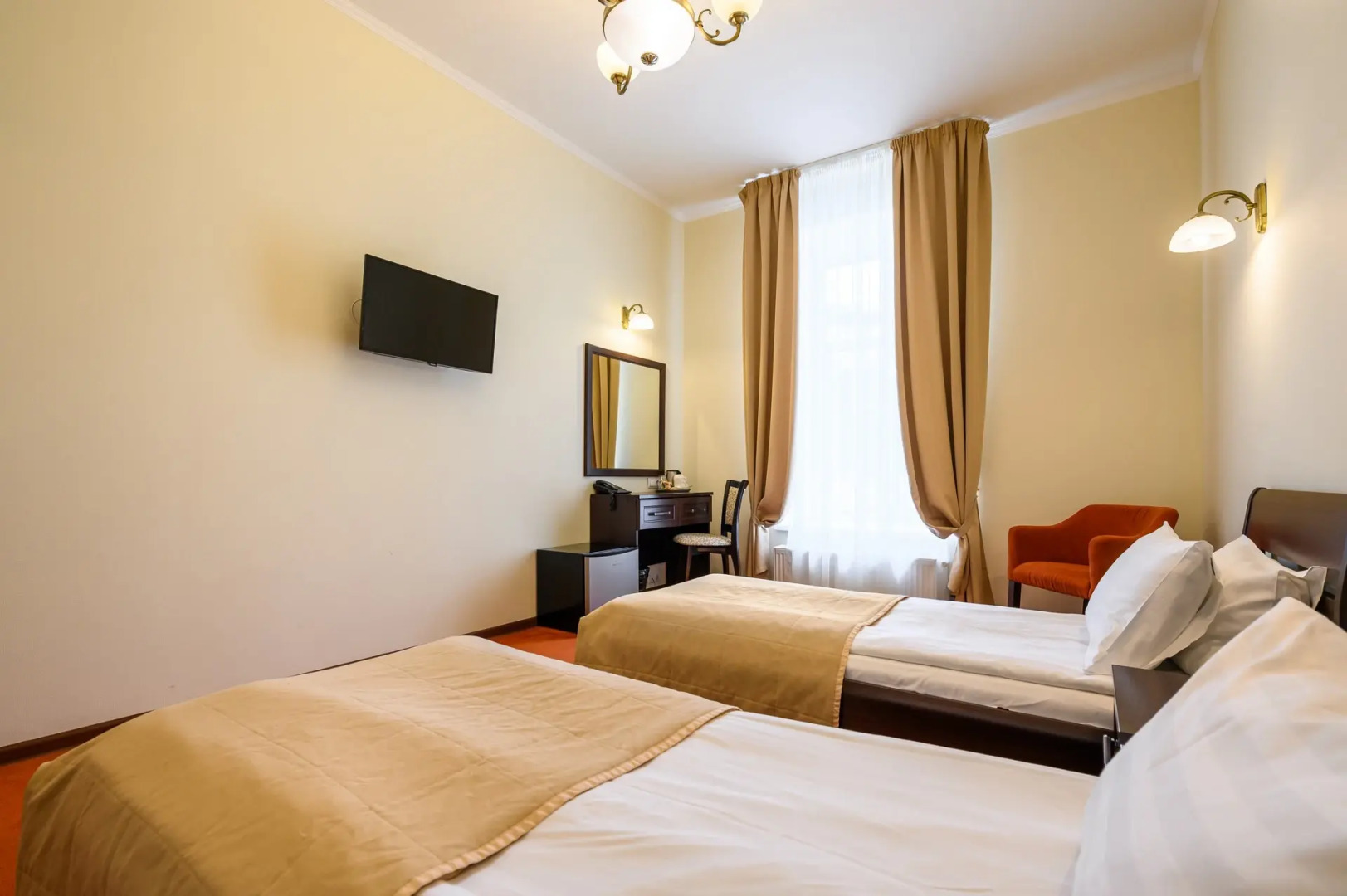 Соло на набережной реки Мойки 82