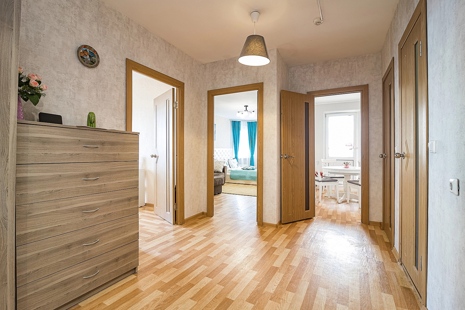 Апартаменты двухкомнатные c видом на Волгу на Волжской набережной  25, м.Cтрелка. Сова-Дом