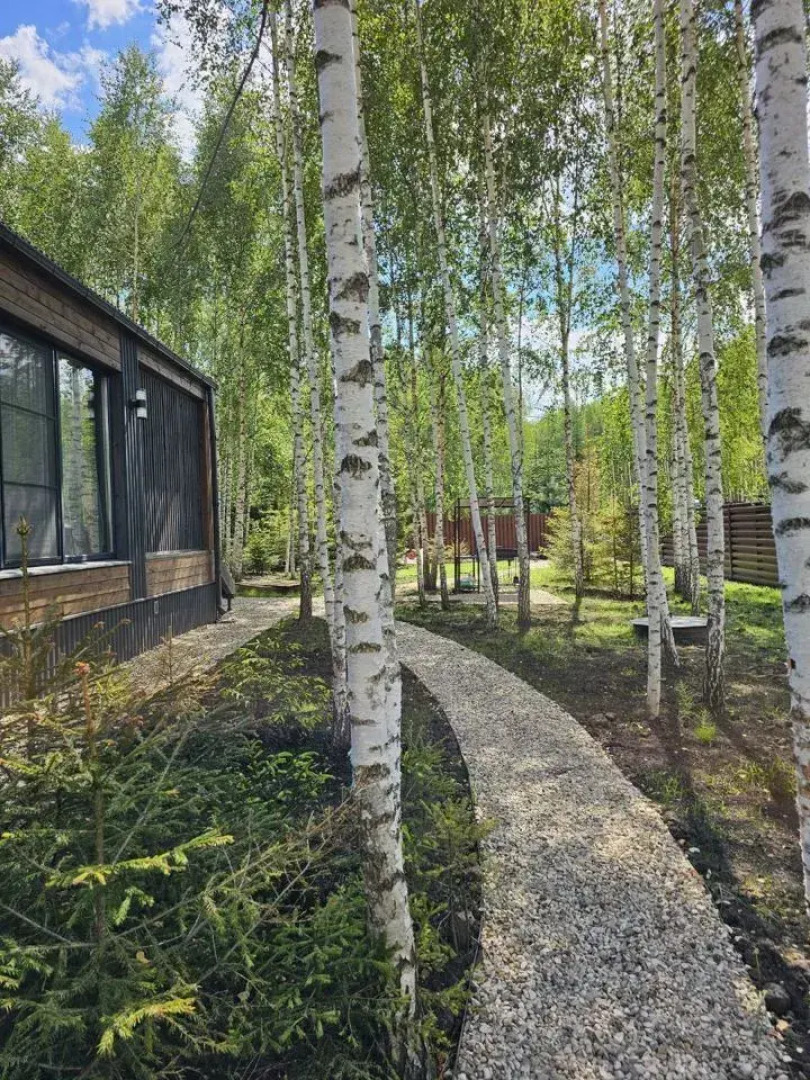 Частный дом Пaноpaмный дом в хвойнoм лесу с сaуной