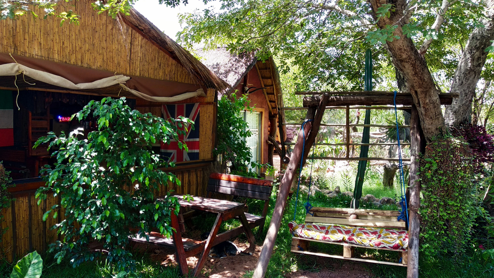Хостел Elephant Trail Guesthouse and Backpackers