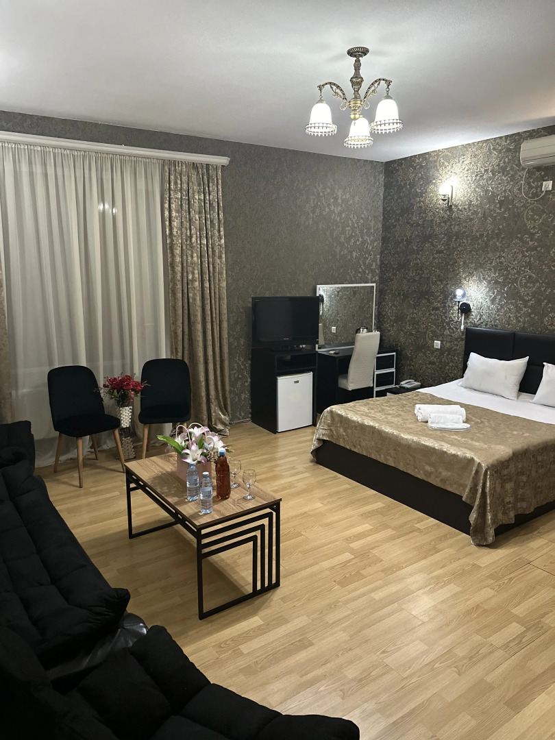 Отель Qeroli old town