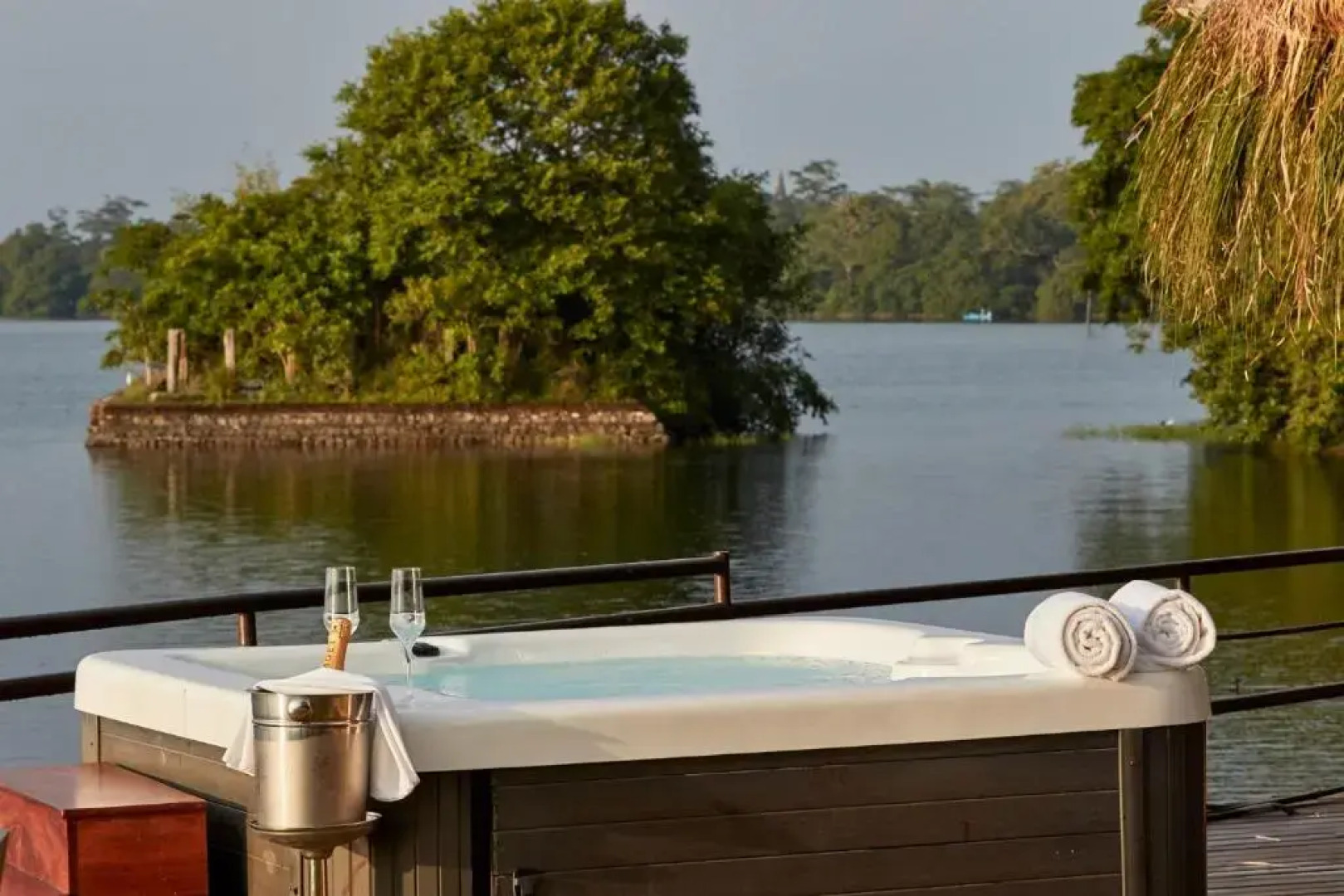 Отель EKHO Lake House - From Colonial Bungalow to Royal Retreat