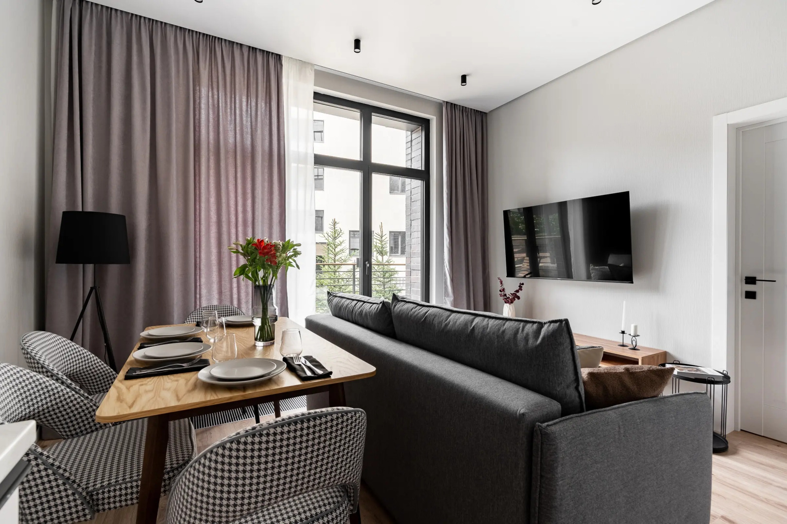 Квартира с Дизайнерским Интерьером с Террасой на Берегу Невы