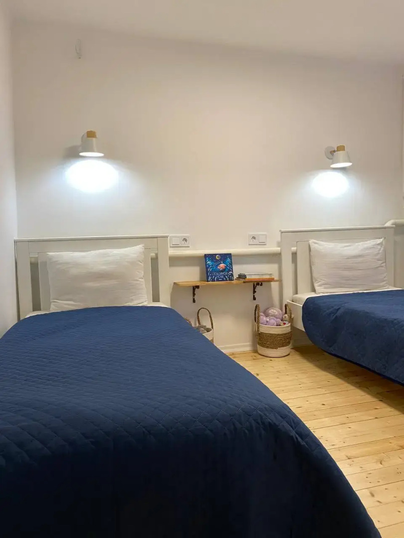 Частный дом с садом и бассейном