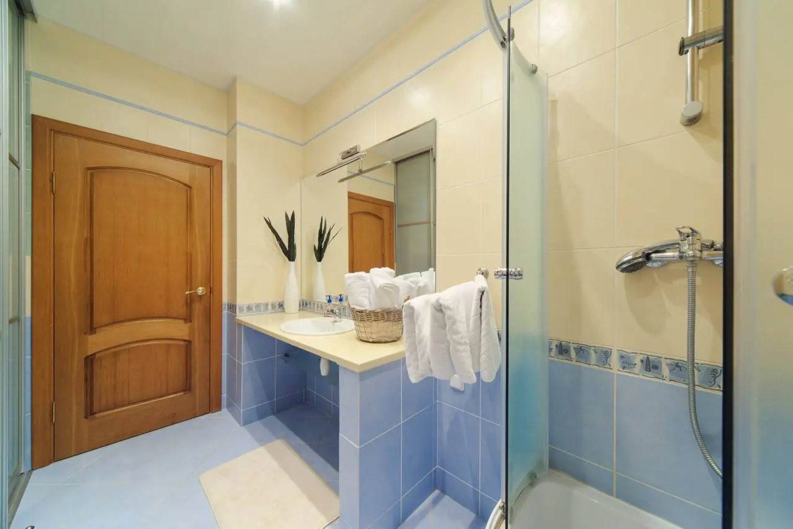 Апартаменты 3-комнатные HomeApart К.Маркса, 25