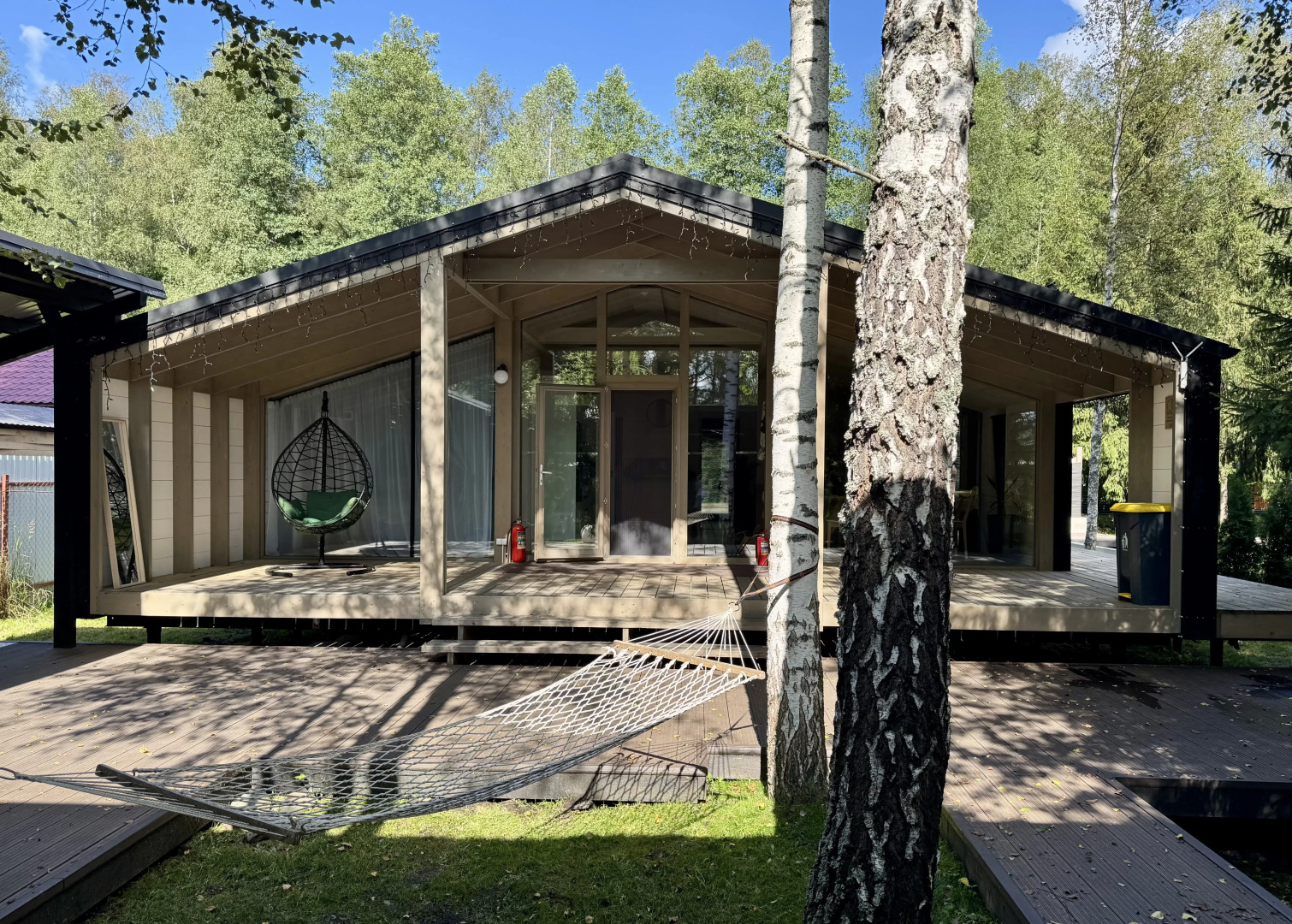 Частный Дом с Верандой в Лесу