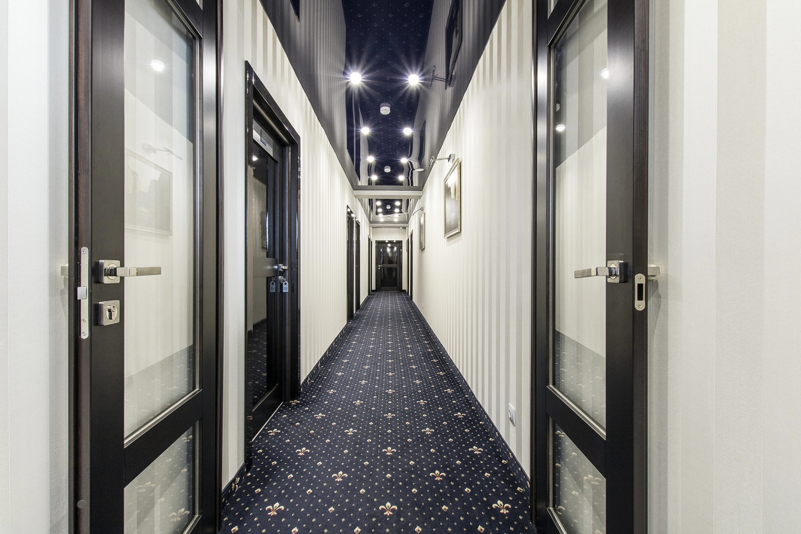 Отель Корона