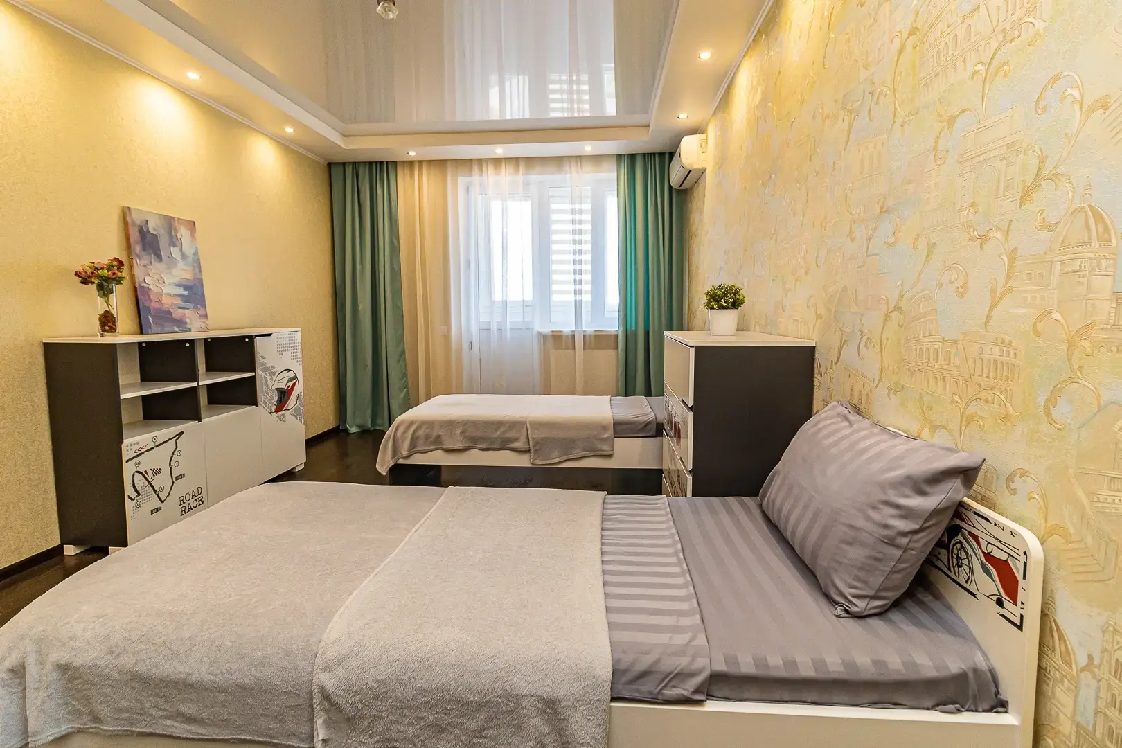 Квартира Просторная двухкомнатная недалеко от парка Галицкого