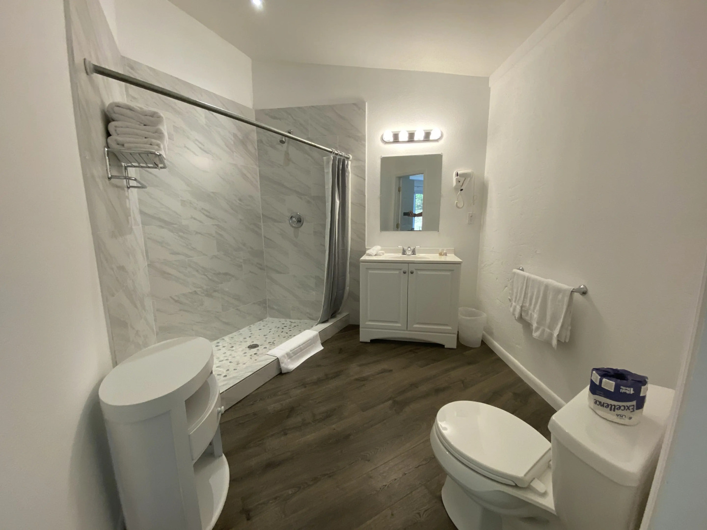 Отель The Sunset Cove And Rainbow Room