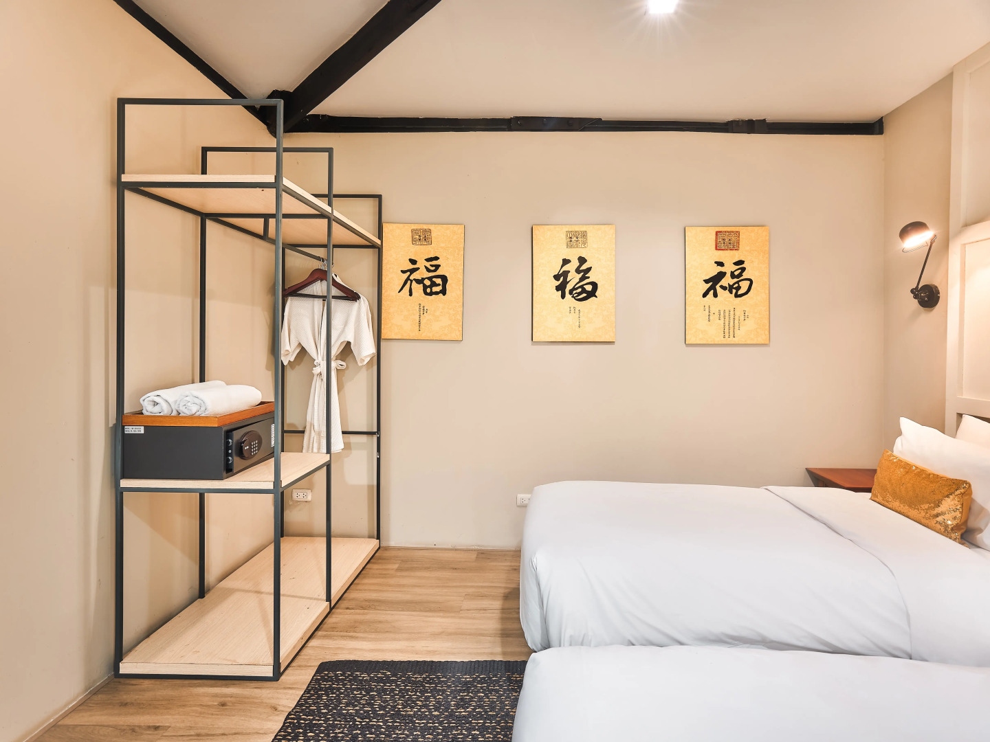 Отель Prince Theatre Heritage Stay